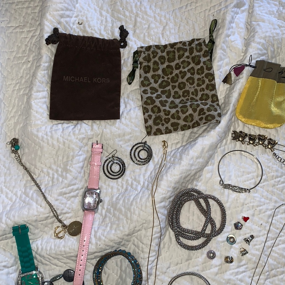 Bundle of jewelry, watches, jewelry bags.